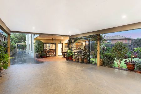 Grand family residence combines luxury with boundless space and privacy - Photo 3