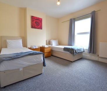 3 Bedroom End Terrace Available Now - Photo 4