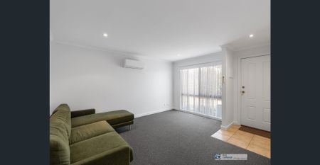 Charming 3-Bedroom Townhouse in the Heart of Cowes - Photo 2