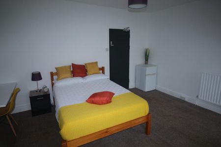 1 bedroom in a house share to rent - Photo 4