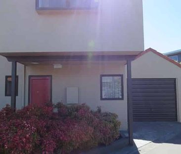 3 Bedrooms Close to Westfield Shopping Centre - Photo 5