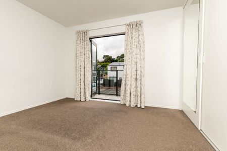 Modern & Convenient Two-Bedroom Townhouse in Mount Eden - Photo 5