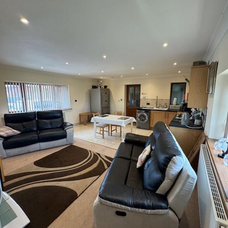 2 bedroom semi-detached bungalow to rent - Photo 1