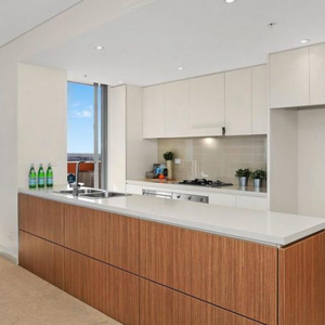 MODERN AND SPACIOUS TWO-BEDROOM APARTMENT IN A PRIME LOCATION - Photo 2