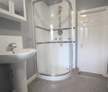 1 Bedroom Apartment - Above Shop To Let - Photo 2