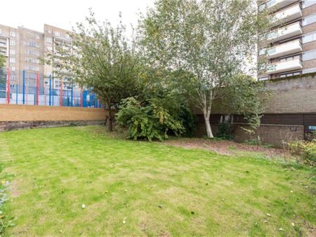 Ground floor two bedroom, two bathroom flat with a private terrace leading to communal gardens - Photo 5