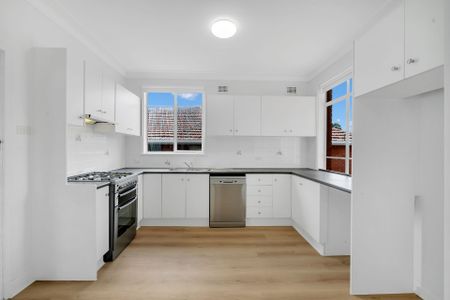 Freshly Painted & Brand New Flooring - Ready to Move In&excl; - Photo 2