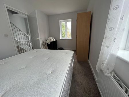 Room in a Shared House, Cross Way, NW10 - Photo 2