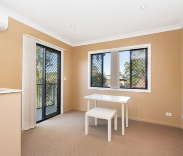 Spacious & Convenient 3-Bedroom Townhouse in Prime Ferny Grove Loca... - Photo 5
