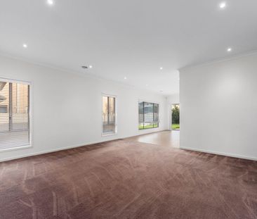 Cosy 4-Bedroom Family Residence in Prime Point Cook Location - Photo 1