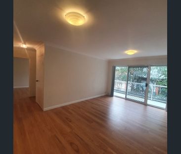 Modern 2BR Apt in Vibrant Ashfield Hub - Photo 2