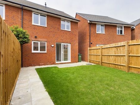 Great Oldbury Drive, Stonehouse, Gloucestershire, GL10 - Photo 2