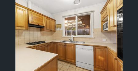 Immaculate Family Home in a Prime Location! - Photo 4