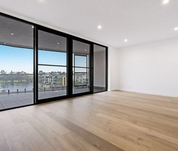 STUNNING WATERFRONT APARTMENT - 6 MONTH LEASE - Photo 1
