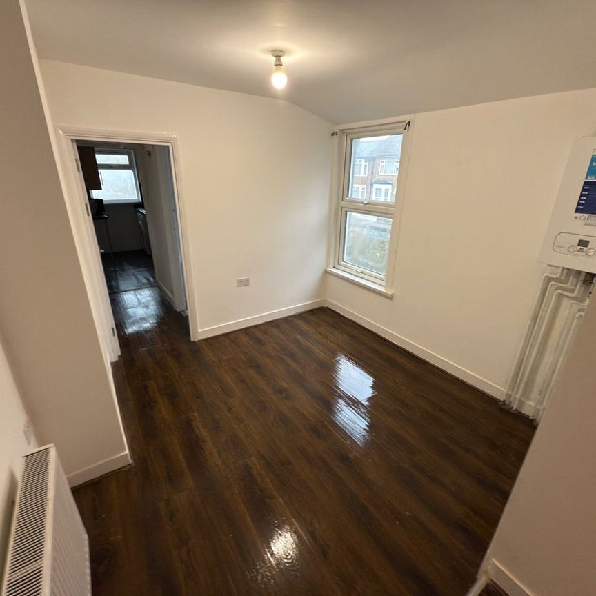 2 Bed Flat, London, E6 - Photo 1