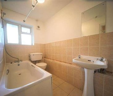 Courts Road, Earley, Reading, RG6 - Photo 2