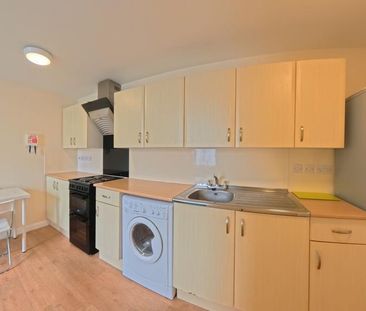 3 bedroom end of terrace house to rent - Photo 3