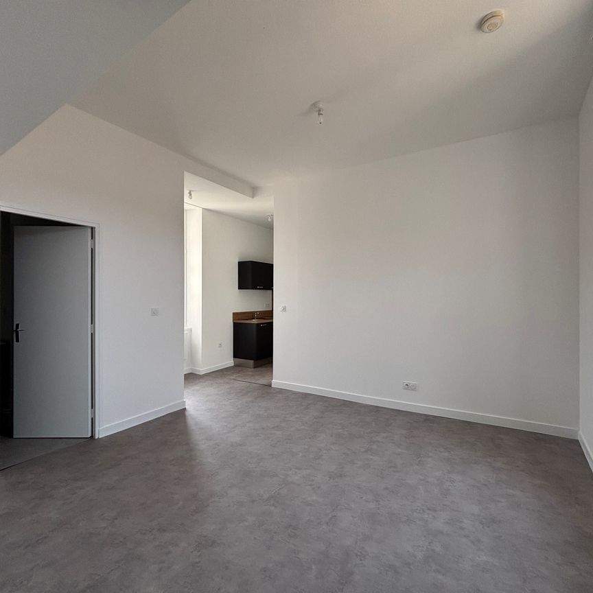 Location Appartement 2 pièces 36m² CHARLIEU 42190 - Photo 1