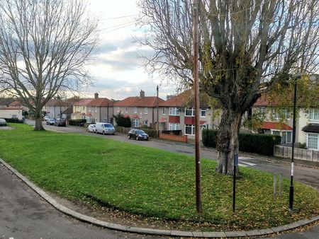 3 Bed Semi-Detached House, Brenley Gardens, SE9 - Photo 5