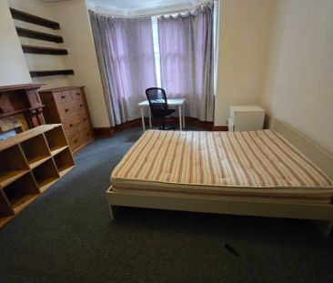 5 bed terraced house to rent in Earlham Road, Norwich, Norfolk - Photo 2