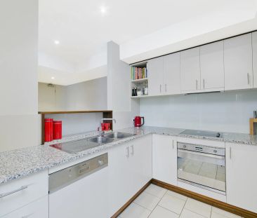 Modern 2-Bedroom Apartment in the Heart of Braddon - Photo 2