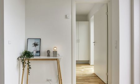 Lys bolig med to værelser, egen altan og indbyggede skabe. Perfekt til dig over 50 år uden hjemmeboende børn - Photo 3