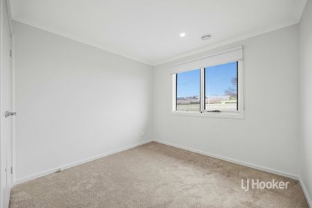 35 Portulaca Avenue, Manor Lakes VIC, Belconnen - Photo 3