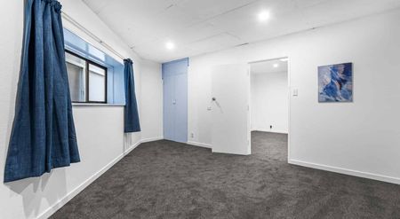 Large 4 Bedroom Apartment – Close to Ara and Central City with Off-Street Parking - Photo 2
