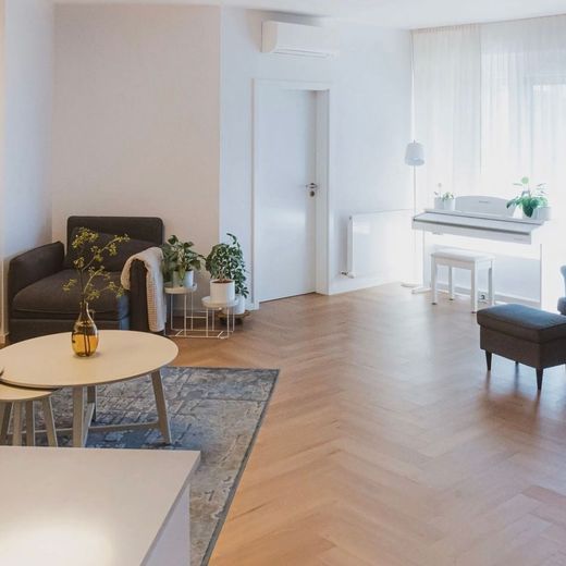 Na prenájom priestranný, udržiavaný 4-izbový byt, Bratislava I TOP - Photo 1
