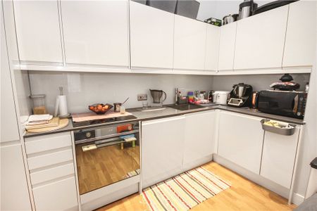 Staines Road West, Sunbury-on-Thames, Surrey, TW16 7FG - Photo 5