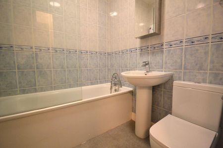 1 bedroom Flat To Let - Photo 3