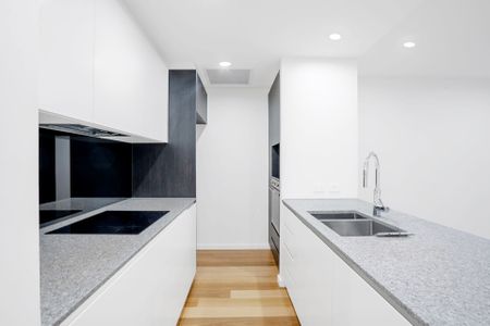 Spacious 1-Bedroom Apartment with Private Courtyard – 6-Month Lease Approved - Photo 5