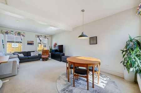 A charming 2 bedroom period house offering excellent river views and within walking distance of Canary Wharf. - Photo 2