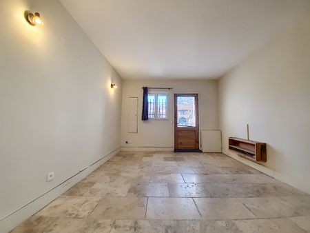 Noves, centre : Maison de village T3 58 m² avec 2 chambres, - Photo 3