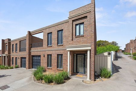 Easy Living in the Heart of Flora Hill - Photo 2