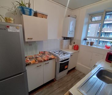 1 bedroom in a flat share to rent - Photo 3