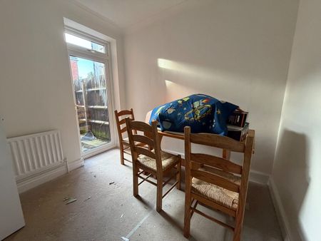 3 Bed Terraced House, South Road, SO17 - Photo 2