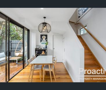 Modern living with private outdoor retreat - Photo 6