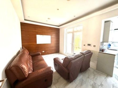 4 bedroom end of terrace house to rent - Photo 2