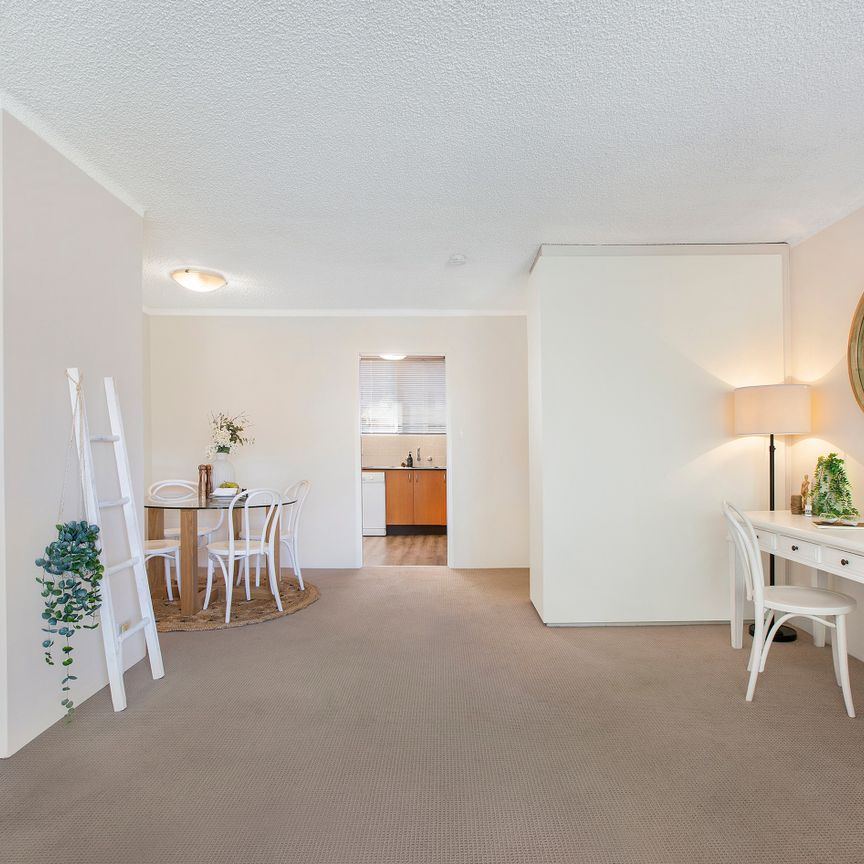 Relaxed Bayside Living with Water Views in the Heart of Chiswick - Photo 1
