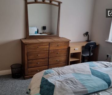Room in shared 2-bedroom apartment in Donnybrook, Dublin - Photo 6