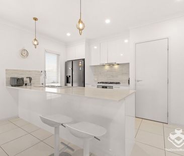 Modern Family Home in Prime Coomera Location For Rent - Photo 2