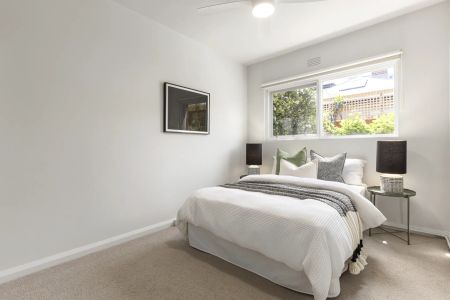 Beautifully Renovated Courtyard Apartment in Prime Locale - Photo 4