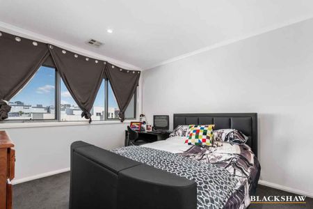 Spacious Four-Bedroom Townhouse with Dual Master Suites and Lake Views - Photo 4