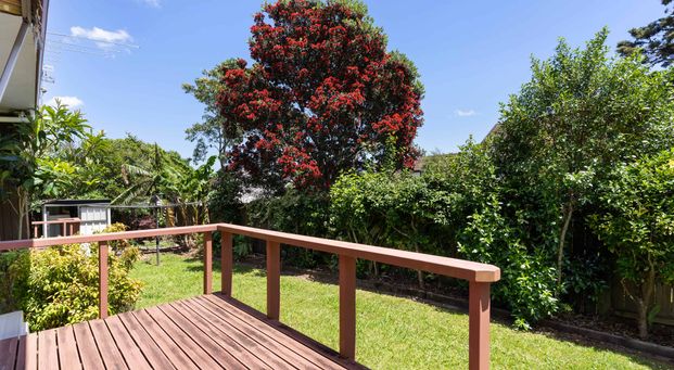 3 bed family home internal garage near top schools - Photo 1