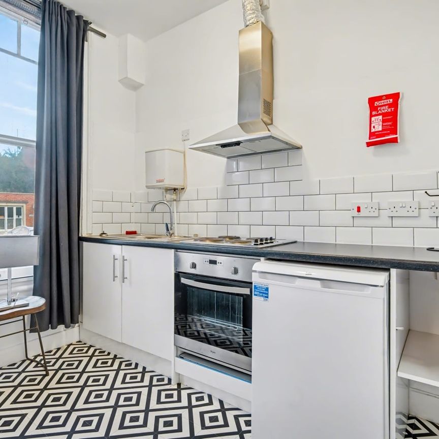 Bedsit, Holmdale Road, NW6 - Photo 1