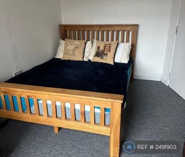 1 bedroom in a house share to rent - Photo 2