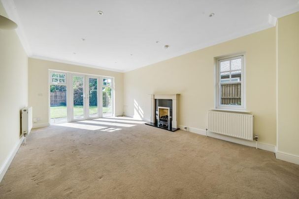 Green Lane, Hersham, Surrey, KT12 - Photo 1