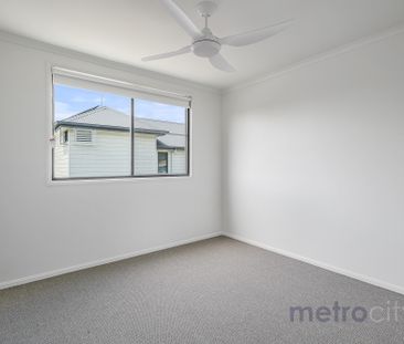 Beautifully Updated Townhouse Moments from Oxford Street!! - Photo 5