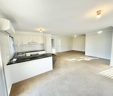 MODERN VILLA - CLOSE TO SHOPS, SCHOOLS & BEACH - Photo 2